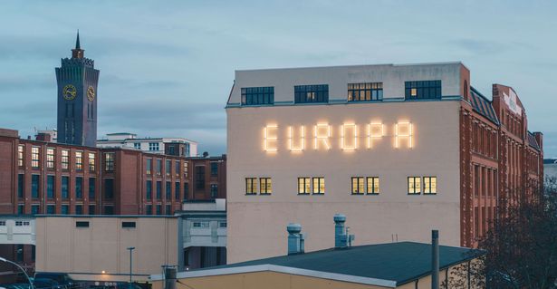 Am historischen Industrieareal Wirkbau Chemnitz leuchtet der Schriftzug Europa