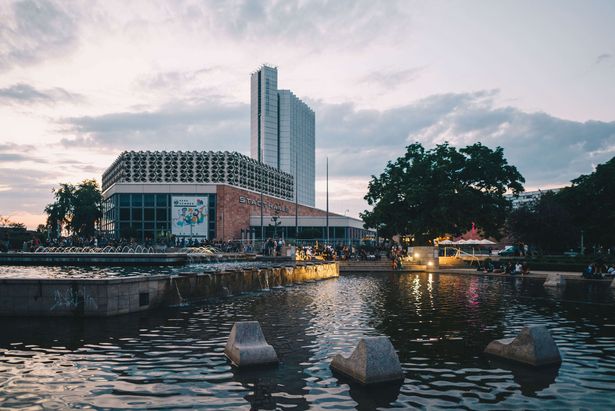 Blick auf die Chemnitzer Stadthalle mit angrenzendem Stadthallenpark