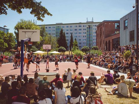 Basketball Spiel mit den Niners Chemnitz auf dem Gelände der Haase Fabrik