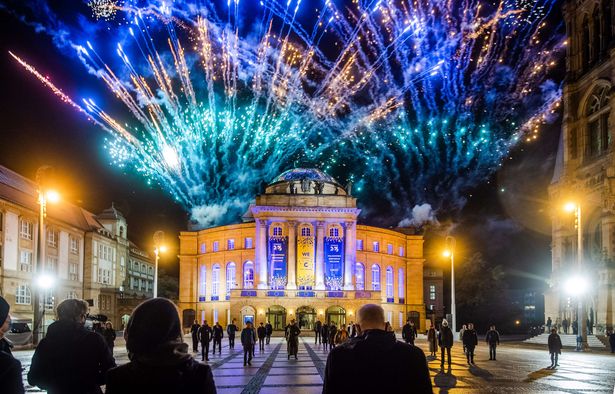 Feierlichkeiten mit Feuerwerk über der Oper am Theaterplatz beim Titelgewinn Kulturhauptstadt Europas 2025