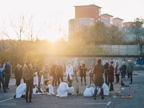 Auftakt zum Projekt WE PARAPOM - Flächen entsiegeln und Bäume pflanzen