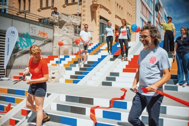 Kreativität im Stadtbild: Die Buntmacher*innen gestalten bunte Treppe