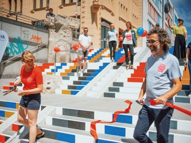 Kreativität im Stadtbild: Die Buntmacher*innen gestalten bunte Treppe